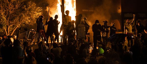 Протестующие у горящего полицейского участка в Миннеаполисе, штат Миннесота, США - 俄罗斯卫星通讯社