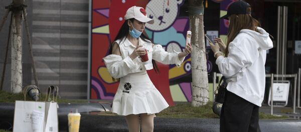 Девушка делает селфи - 俄罗斯卫星通讯社