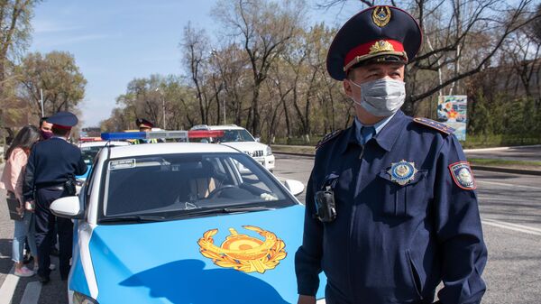 汽車檢查局員工在阿拉木圖街頭值勤 - 俄羅斯衛星通訊社