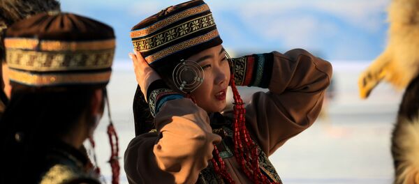  Девушка в национальном костюме на конкурсе ледовых скульптур в рамках фестиваля Olkhon Ice Fest на озере Байкал - 俄罗斯卫星通讯社