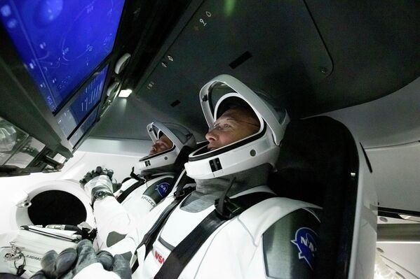 Астронавты Дуглас Херли и Роберт Бенкен в космическом корабле Crew Dragon - 俄羅斯衛星通訊社