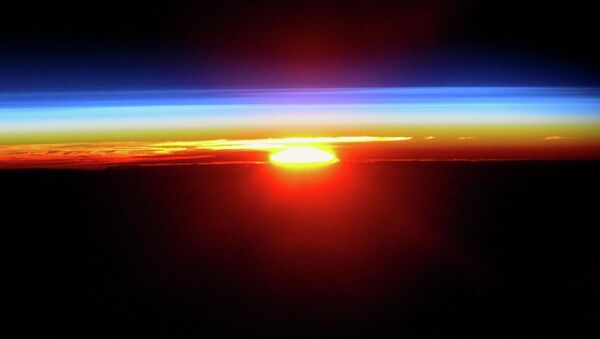 Закат солнца с борта Международной космической станции - 俄羅斯衛星通訊社