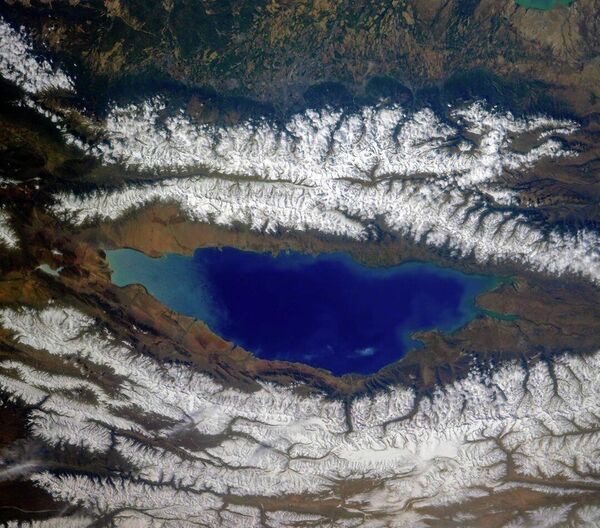 Озеро Иссык-Куль и окружающие его хребты Северного Тянь-Шаня, Киргизия - 俄罗斯卫星通讯社
