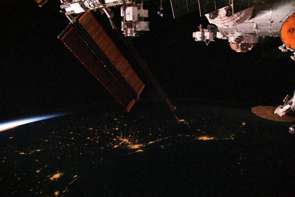Космические сумерки с борта Международной космической станции - 俄罗斯卫星通讯社