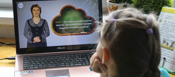 Ученица московской школы на удалённом занятии по русскому языку - 俄罗斯卫星通讯社