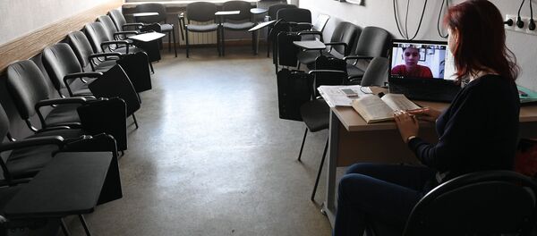 Преподаватель проводит онлайн урок в университете - 俄羅斯衛星通訊社