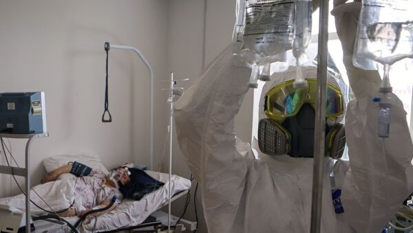 Медицинский работник и пациент в госпитале для зараженных коронавирусной инфекцией COVID-19 в Черкесске - 俄羅斯衛星通訊社