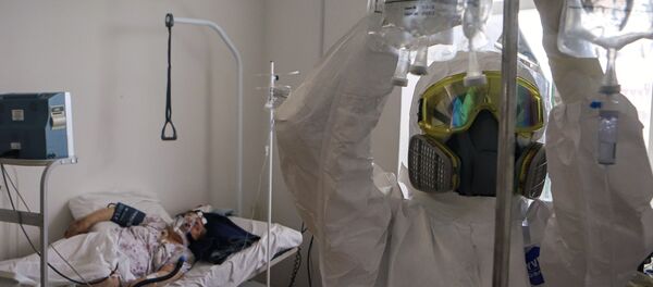 Медицинский работник и пациент в госпитале для зараженных коронавирусной инфекцией COVID-19 в Черкесске - 俄罗斯卫星通讯社