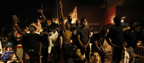 Протестующие у полицейского участка в Миннеаполисе, штат Миннесота, США - 俄罗斯卫星通讯社