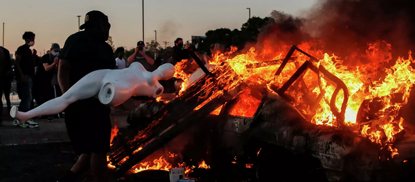 美国明尼阿波利斯示威者防火焚烧银行大楼 - 俄罗斯卫星通讯社