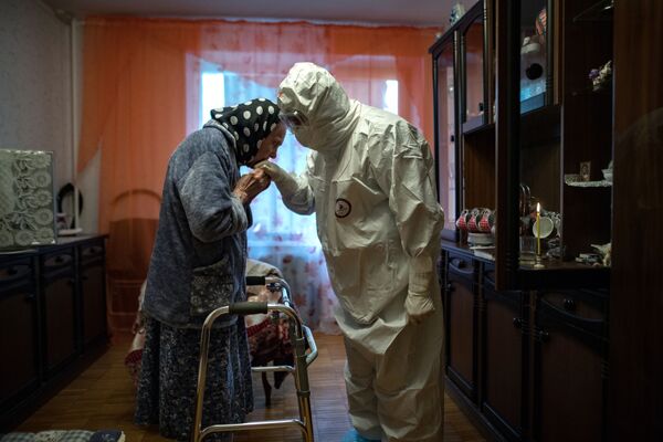 Священник РПЦ посещает больных COVID-19, которые лечатся дома - 俄羅斯衛星通訊社
