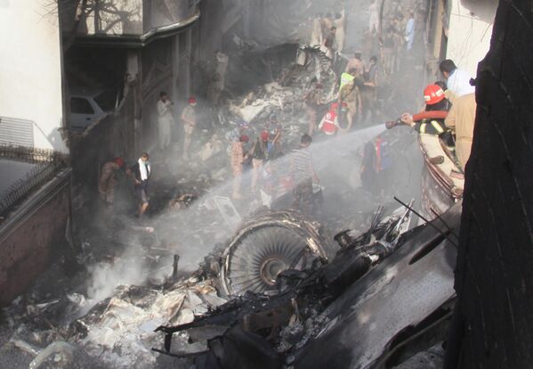 Пожар на месте крушения самолета Airbus A320 в Пакистане - 俄羅斯衛星通訊社