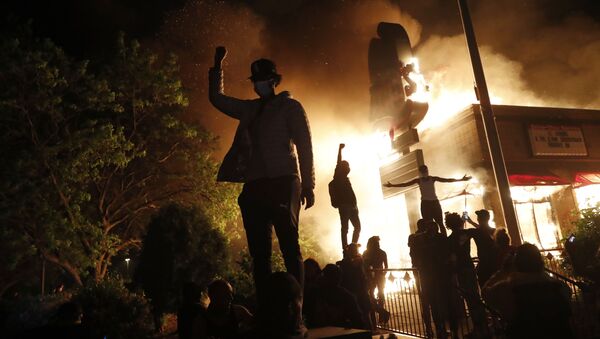 Протестующие у горящего полицейского участка в Миннеаполисе, штат Миннесота, США - 俄罗斯卫星通讯社
