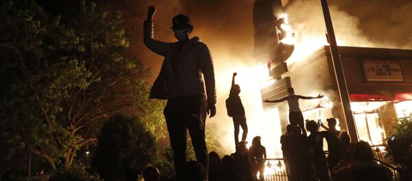 Протестующие у горящего полицейского участка в Миннеаполисе, штат Миннесота, США Протестующие у горящего полицейского участка в Миннеаполисе, штат Миннесота, США - 俄罗斯卫星通讯社