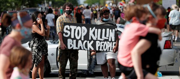 Протестующие с плакатом и в защитных масках в Миннеаполисе, США - 俄罗斯卫星通讯社