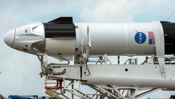 Crews work on the SpaceX Crew Dragon, attached to a Falcon 9 booster rocket, as it sits horizontal on Pad39A at the Kennedy Space Center in Cape Canaveral, Florida, U.S. May 26, 2020. - 俄罗斯卫星通讯社