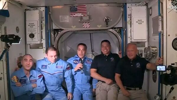 Астронавты NASA перешли с корабля Crew Dragon на МКС - 俄羅斯衛星通訊社