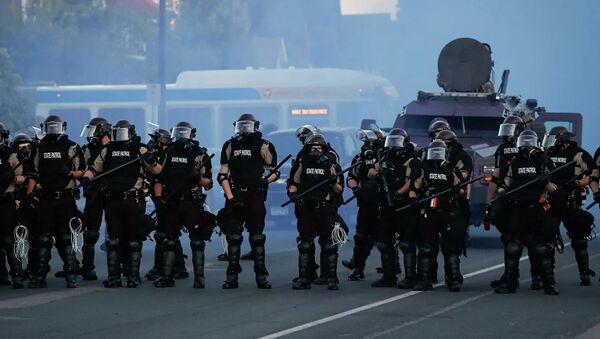Сотрудники полиции во время протестов в США  - 俄罗斯卫星通讯社
