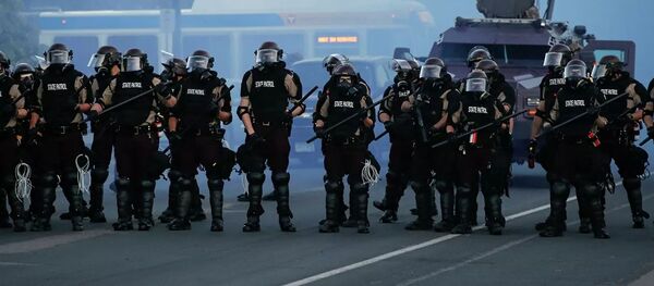 Сотрудники полиции во время протестов в США Сотрудники полиции во время протестов в США - 俄羅斯衛星通訊社