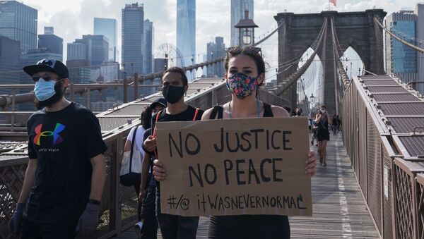 Участники протеста, вызванного смертью афроамериканца Джорджа Флойда, на одной из улиц Нью-Йорка - 俄羅斯衛星通訊社