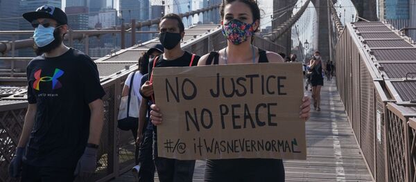 Участники протеста, вызванного смертью афроамериканца Джорджа Флойда, на одной из улиц Нью-Йорка - 俄羅斯衛星通訊社