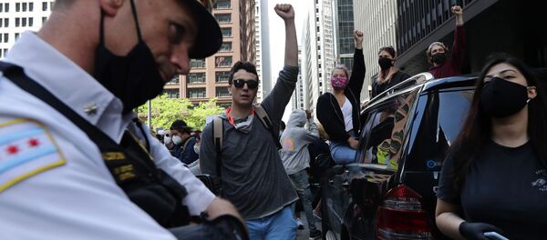 Участники протеста, вызванного смертью афроамериканца Джорджа Флойда, на одной из улиц Чикаго - 俄罗斯卫星通讯社