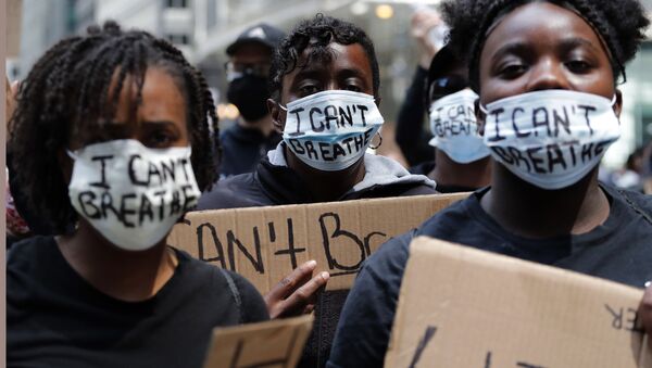 Участники протеста в масках с надписями I Can't Breath на одной из улиц Чикаго - 俄罗斯卫星通讯社