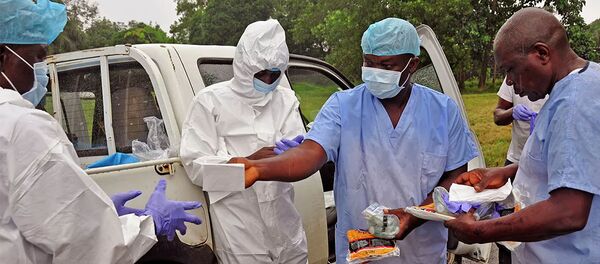 Медицинские работники передают средства индивидуальной защиты от лихорадки Эбола в Либерии - 俄羅斯衛星通訊社