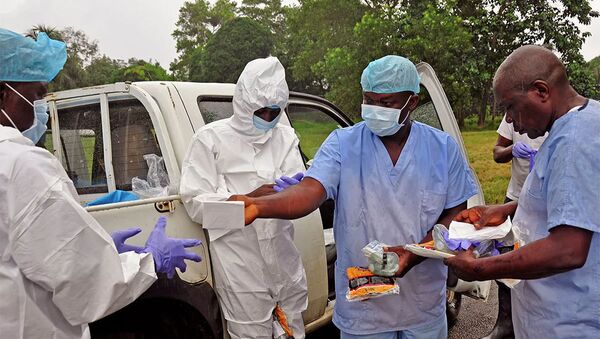 Медицинские работники передают средства индивидуальной защиты от лихорадки Эбола в Либерии - 俄羅斯衛星通訊社