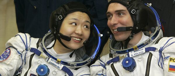 Корейская астронавт Ли Со Ён и русский космонавт Сергей Волков, перед стартом с Байконура - 俄罗斯卫星通讯社
