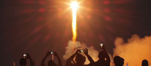 Люди наблюдают за запуском с Байконура ракеты-носителя Союз-ФГ с кораблем Союз МС-15 - 俄罗斯卫星通讯社