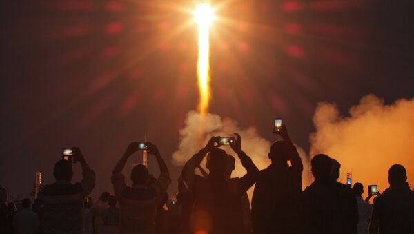 Люди наблюдают за запуском с Байконура ракеты-носителя Союз-ФГ с кораблем Союз МС-15 - 俄羅斯衛星通訊社