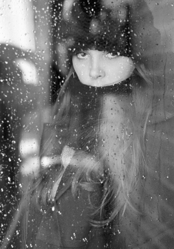 Портрет девушки, стоящей за стеклом с каплями дождя - 俄羅斯衛星通訊社
