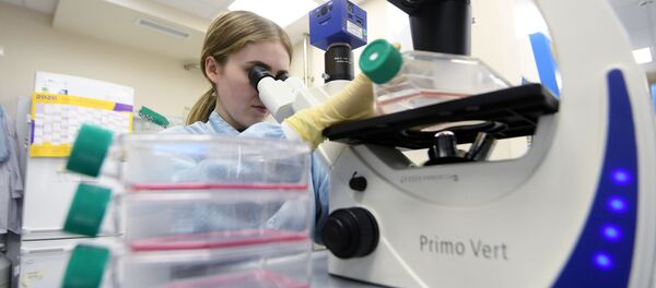 Сотрудница научно-исследовательской лаборатории проводит исследование - 俄羅斯衛星通訊社