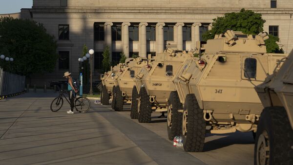 Бронеавтомобили Национальной гвардии США у здания Капитолия штата Миннесота в городе Сент-Пол. - 俄罗斯卫星通讯社