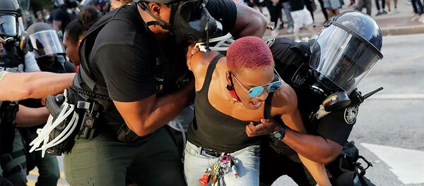 Сотрудники полиции арестовывают протестующую в Атланте, США - 俄羅斯衛星通訊社