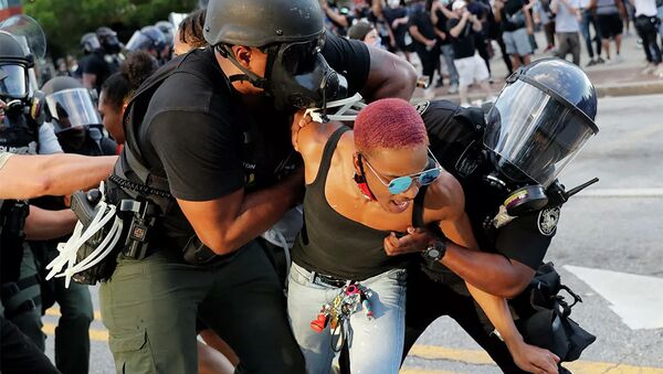 Сотрудники полиции арестовывают протестующую в Атланте, США - 俄羅斯衛星通訊社