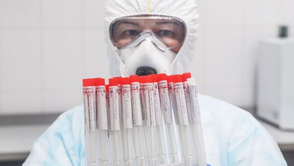 Лаборант держит в руках пробирки с биоматериалом для тестирования на коронавирус. - 俄羅斯衛星通訊社