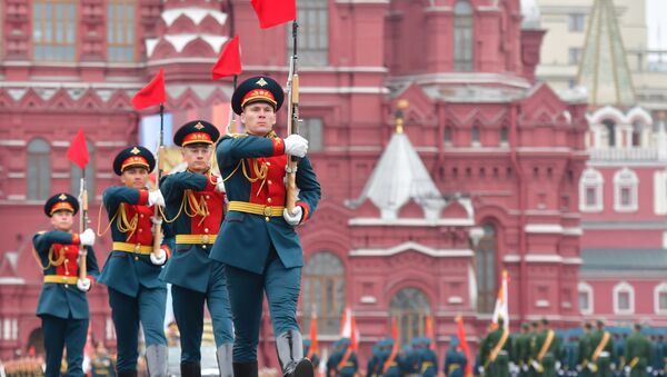Почетный караул 154 отдельного комендантского преображенского полка на военном параде - 俄罗斯卫星通讯社