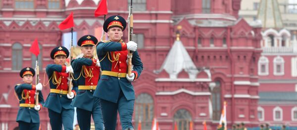 Почетный караул 154 отдельного комендантского преображенского полка на военном параде - 俄罗斯卫星通讯社