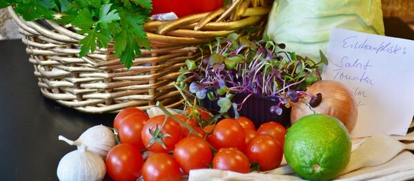 Овощи и фрукты на столе - 俄罗斯卫星通讯社