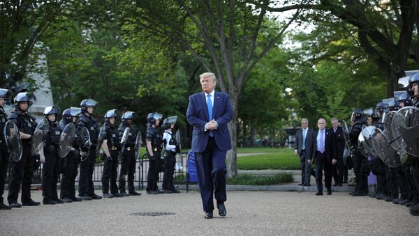 U.S. President Donald Trump walks between lines of riot police in Lafayette Park across from the White House - 俄羅斯衛星通訊社