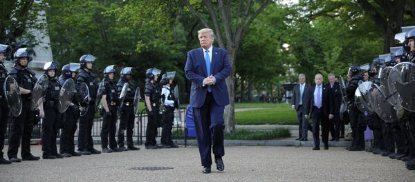 U.S. President Donald Trump walks between lines of riot police in Lafayette Park across from the White House - 俄羅斯衛星通訊社