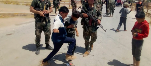 Сирийские дети закидали американский бронеавтомобиль Сирийские дети закидали американский бронеавтомобиль - 俄罗斯卫星通讯社