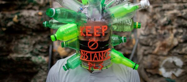 Филиппинский художник Leeroy New позирует в маске, которую он создал из переработанных материалов - 俄罗斯卫星通讯社