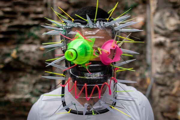 Филиппинский художник Leeroy New позирует в маске, которую он создал из переработанных материалов - 俄羅斯衛星通訊社