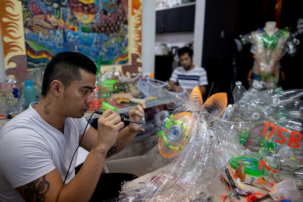 Филиппинский художник Leeroy New создает маски из переработанных материалов - 俄罗斯卫星通讯社