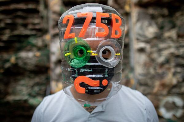 Филиппинский художник Leeroy New позирует в маске, которую он создал из переработанных материалов - 俄羅斯衛星通訊社