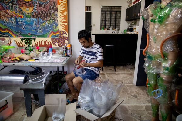 Ассистент филиппинского художника Leeroy New Jerial Pastor во время работы в мастерской - 俄羅斯衛星通訊社