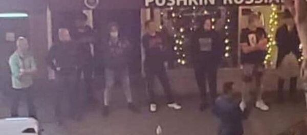 Русские отстояли ресторан в США во время беспорядков Русские отстояли ресторан в США во время беспорядков - 俄罗斯卫星通讯社